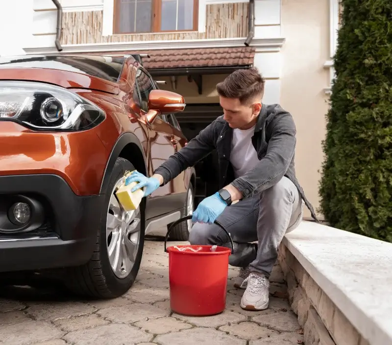 Lavage auto à domicile Bouëx : professionnel intervenant sur un véhicule